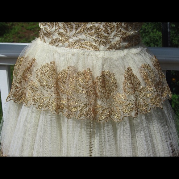 Beautiful white and gold dress - Picture 3 of 4