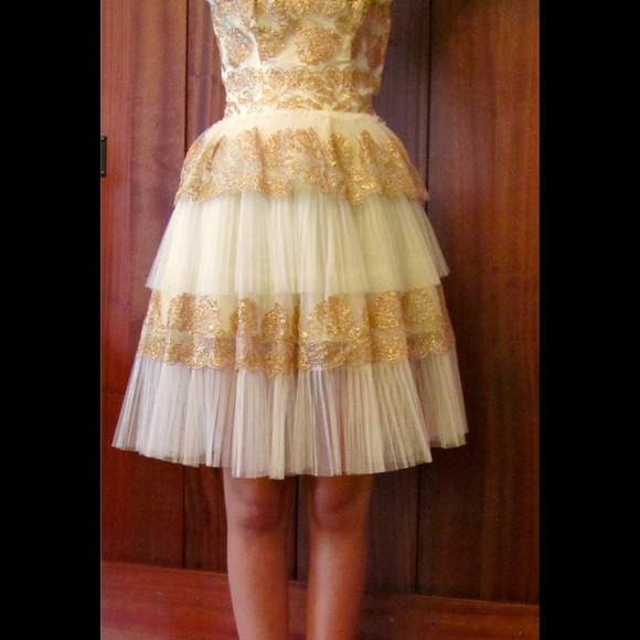 Beautiful white and gold dress - Picture 4 of 4