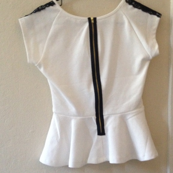 Cute top 💕 - Picture 2 of 4