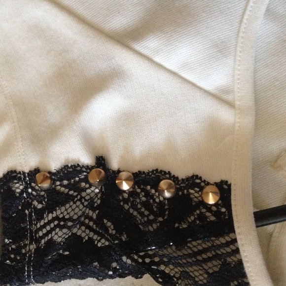 Cute top 💕 - Picture 3 of 4