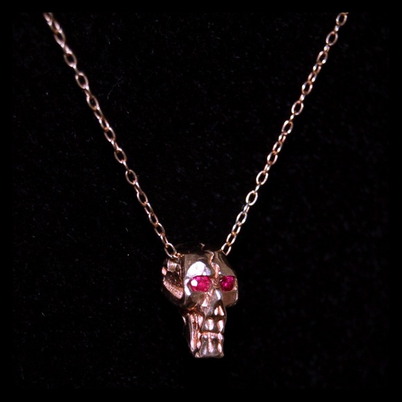 Skull pendant on chain. - Picture 1 of 4