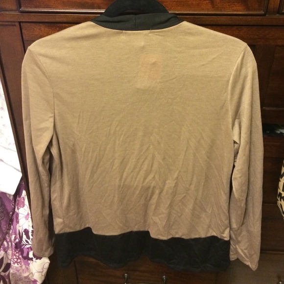 🚫 SOLD🚫 Cardigan - Picture 2 of 2