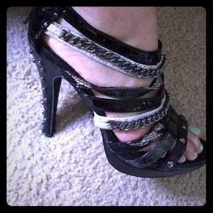 BKE black heels and grey/black affliction shirt
