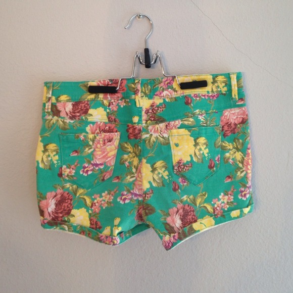 FLORAL SHORTS😋 - Picture 2 of 2