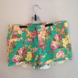 FLORAL SHORTS😋