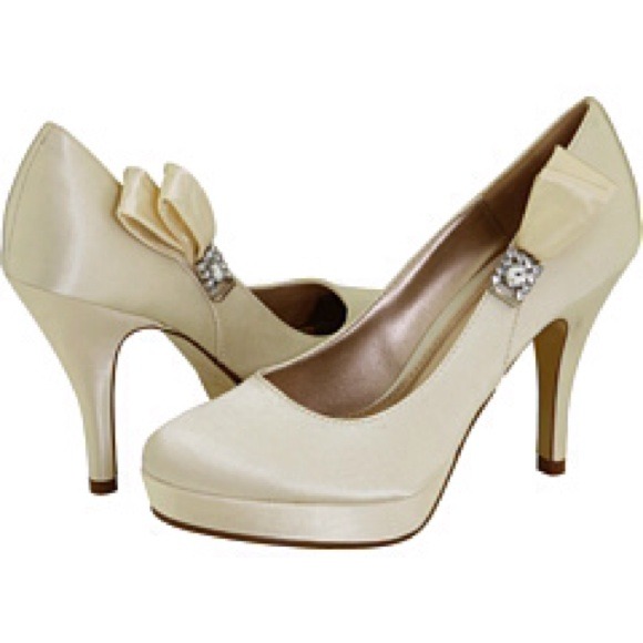 Unlisted secret files satin (SA) ivory bridal pump
