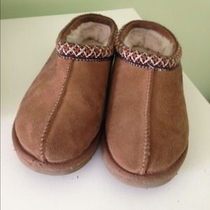 Lightly worn Ugg slip on shoes