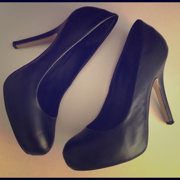 ❤️ Not-so-Basic Black Office Heels ❤️