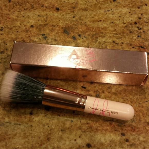 Riri ❤ MAC 187SE stippling brush