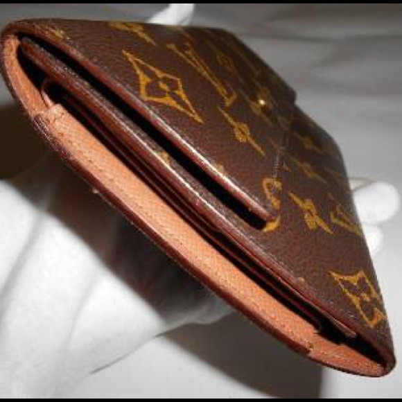 SOLD 100% Louis Vuitton Vintage Button Wallet - Picture 2 of 4