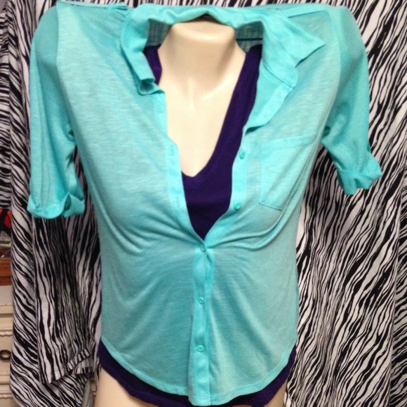 🔴SOLD Cute mint green button up shirt🔴