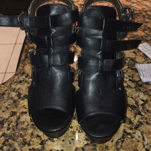 Black strappy wedges