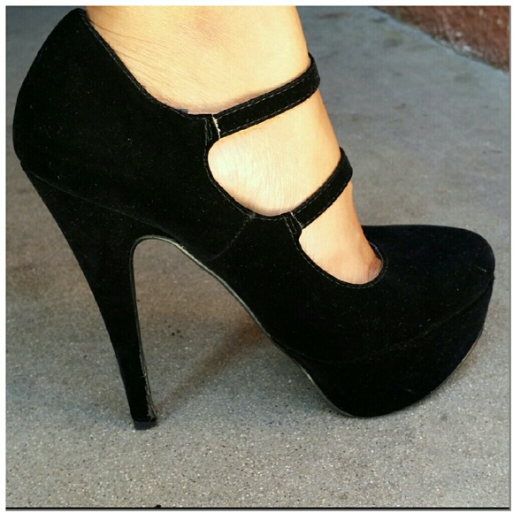 Black suede platform pumps