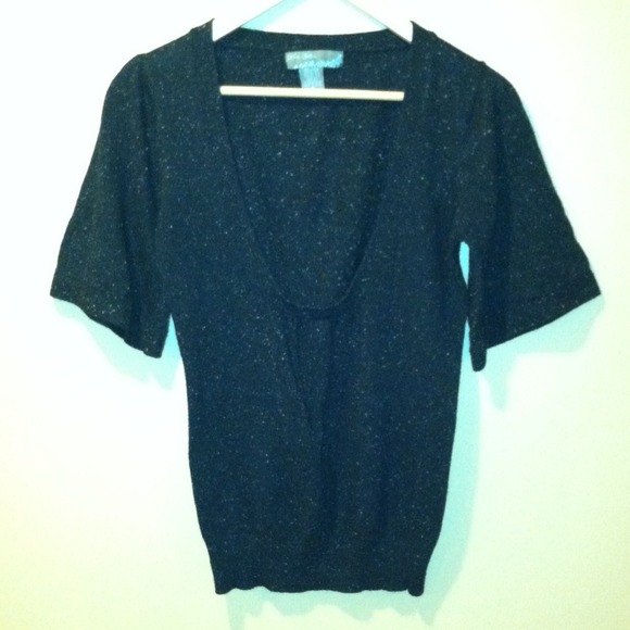 😳 Low cut blck sweater, wide 3/4 sleeve. Hot!!