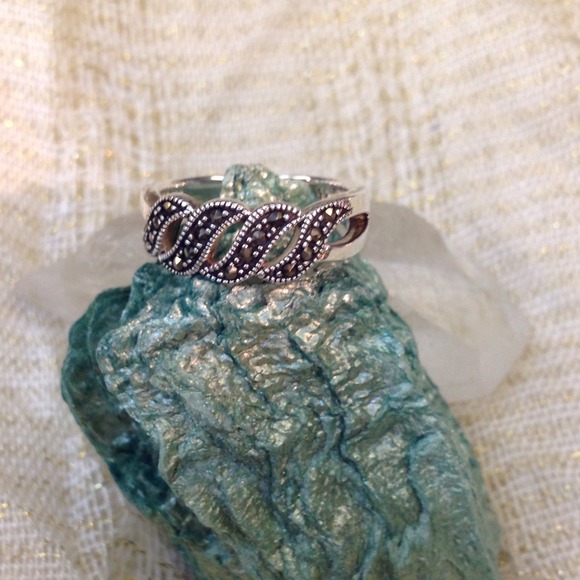 Splendeur's Boutique Pick Jewelry - 🎉HP🎉Art Deco SS Marcasite & Black Gemstone Ring✨