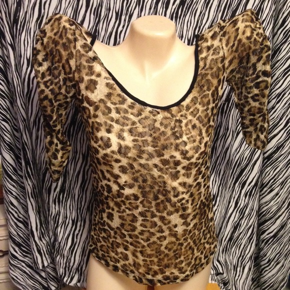 Deb Tops - 🎀Cute cheetah lace top🎀