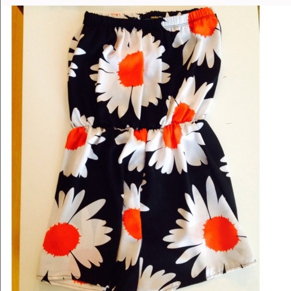 🚫TRADED🚫Daisy printed romper (shorts)