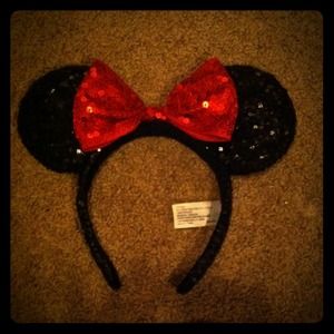Minnie Mouse glitter ears 😍😘