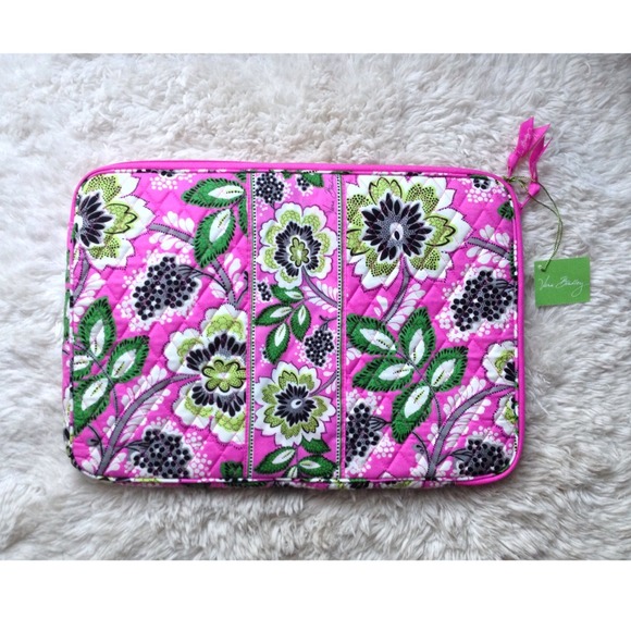 Vera Bradley Handbags - 🎉 HP! 🎉 Vera Bradley laptop sleeve