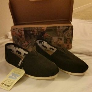 Black TOMS