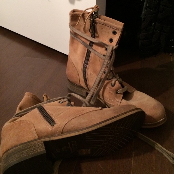 MTNG BOOTS - NWOT - Picture 2 of 3