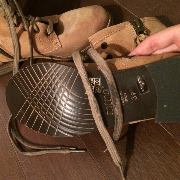 MTNG BOOTS - NWOT - Picture 3 of 3