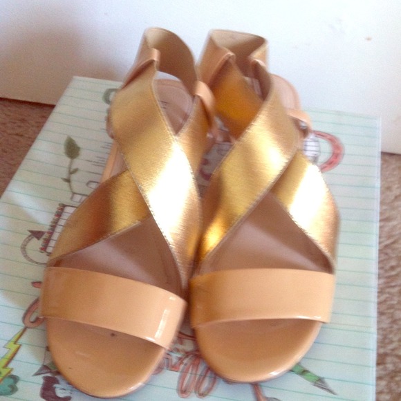 Ellen Tracy gold and nude sandals