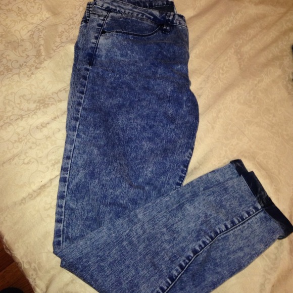 Acid wash ankle jeans