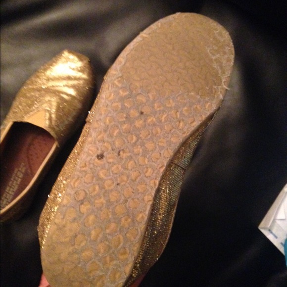 Gold shinny toms - Picture 3 of 4