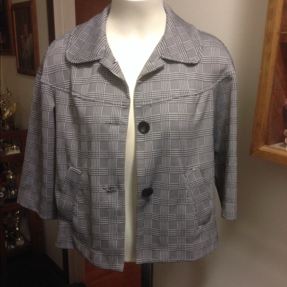 Super Cute Black / White Jacket. 3/4 length sleeve