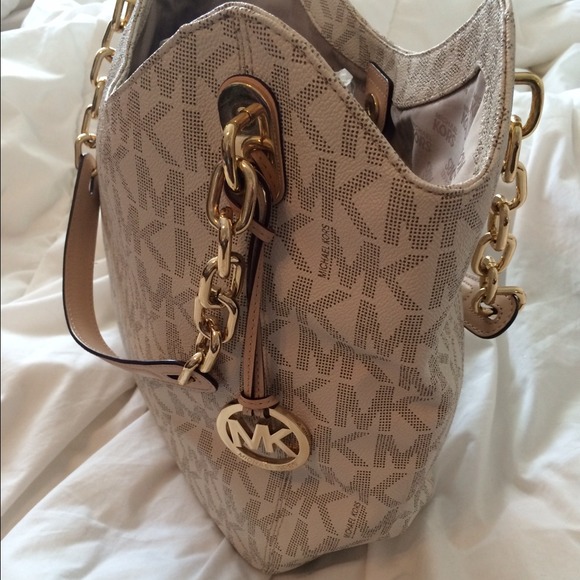 Michael Kors Handbags - AUTHENTIC Michael Kors bag! 🎀💖💕💋