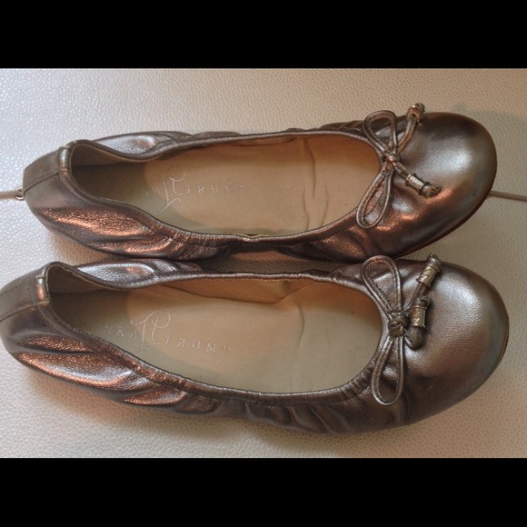 Ivanka Trump Shoes - Ivanka Trump Silver Flats - Size 7 Like New!
