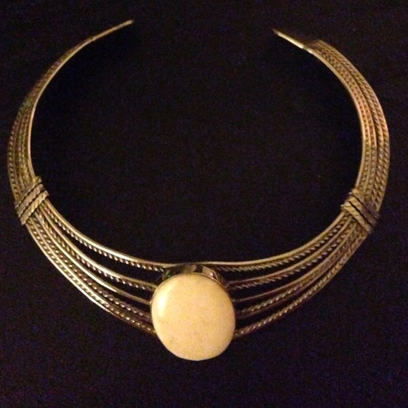 Neck collar with ivory stone