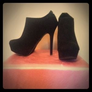 ❤️❤️SOLD❤️❤️Black Heeled Booties