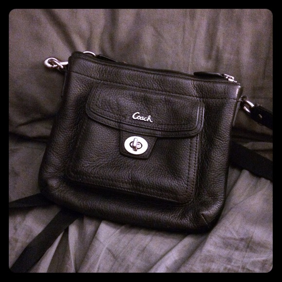 ⬇️JUST REDUCED⬇️ Coach swingpack crossbody