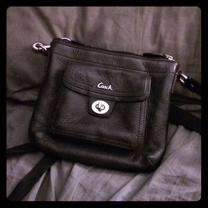 ⬇️JUST REDUCED⬇️ Coach swingpack crossbody