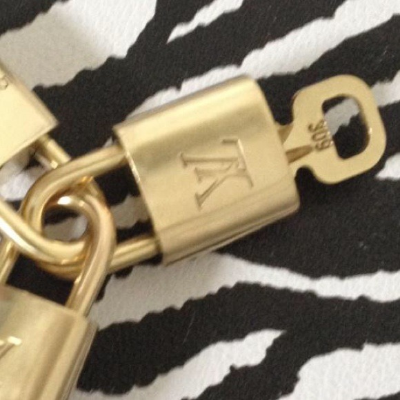 one 💯 Auth LV Brass Lock and Key - For ltrippel23
