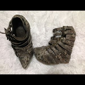 "REDUCED" Jeffrey Campbell "zip 2" in phyton print