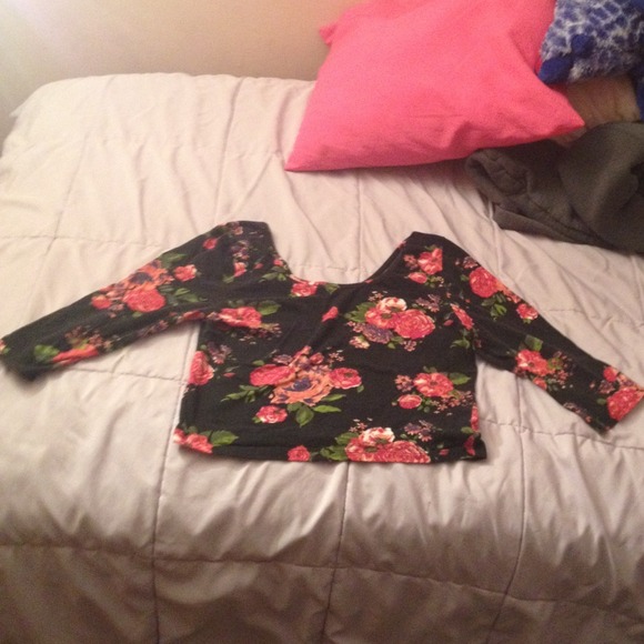 Floral medium-sleeved crop top