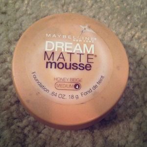 NEVER USED maybeine dream matte mousse cover up