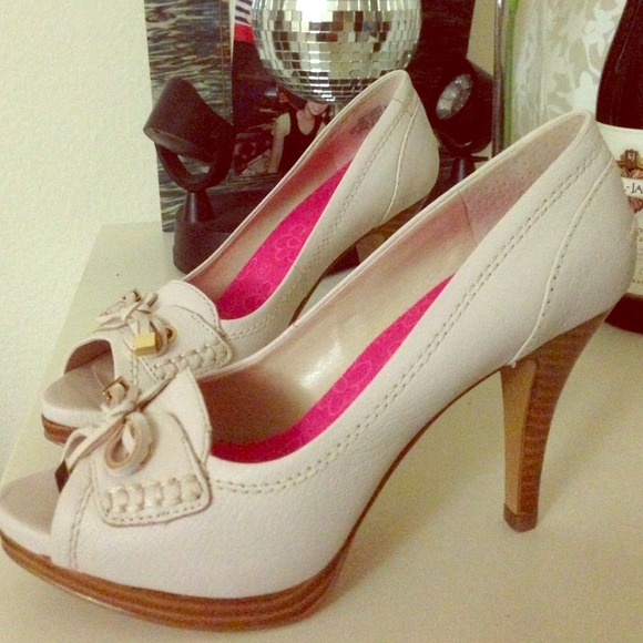 Nine West Dasher peep toe pump. off-white 6.5