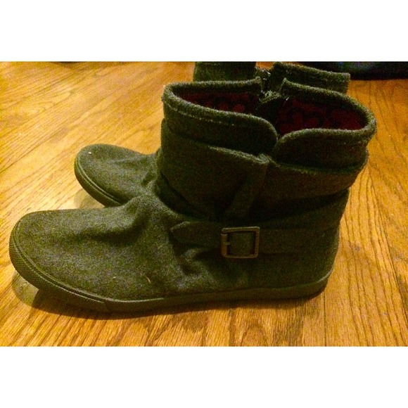 Short gray boots