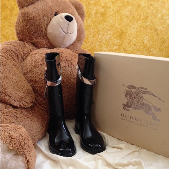 Burberry rain boots regular 275.00