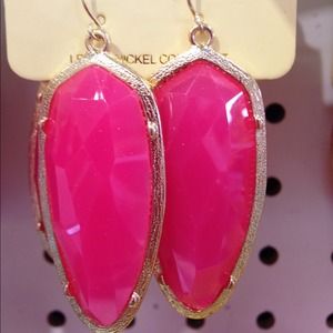 Kendra Scott inspired hot pink earrings!