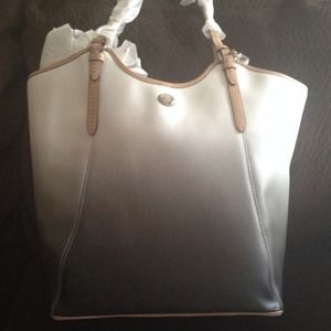 Selling 250 brand new authentic coach totebag/$398