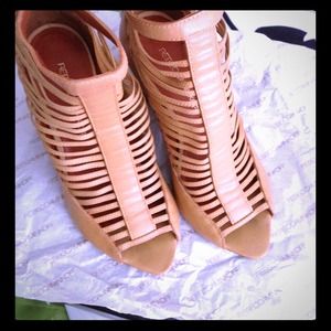 REBECCA MINKOFF strappy sandals. Size 6.