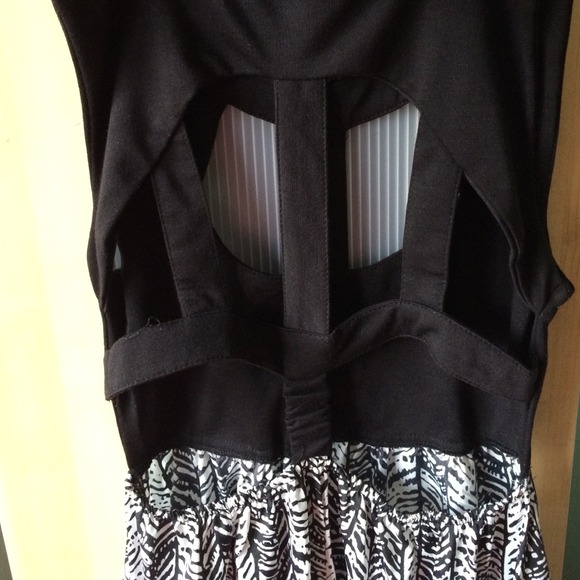 High low dress with tight black bodice - Picture 2 of 2