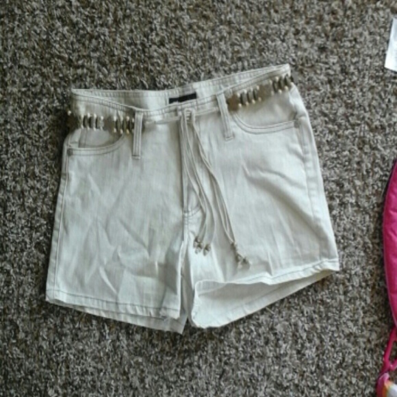 Belted kaki shorts - Picture 1 of 1