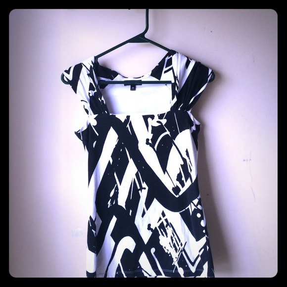 Fitted express black and white printed top