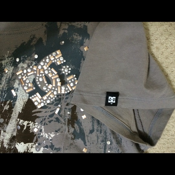 ❌SOLD❌DC studded gray fitted tee - Picture 4 of 4